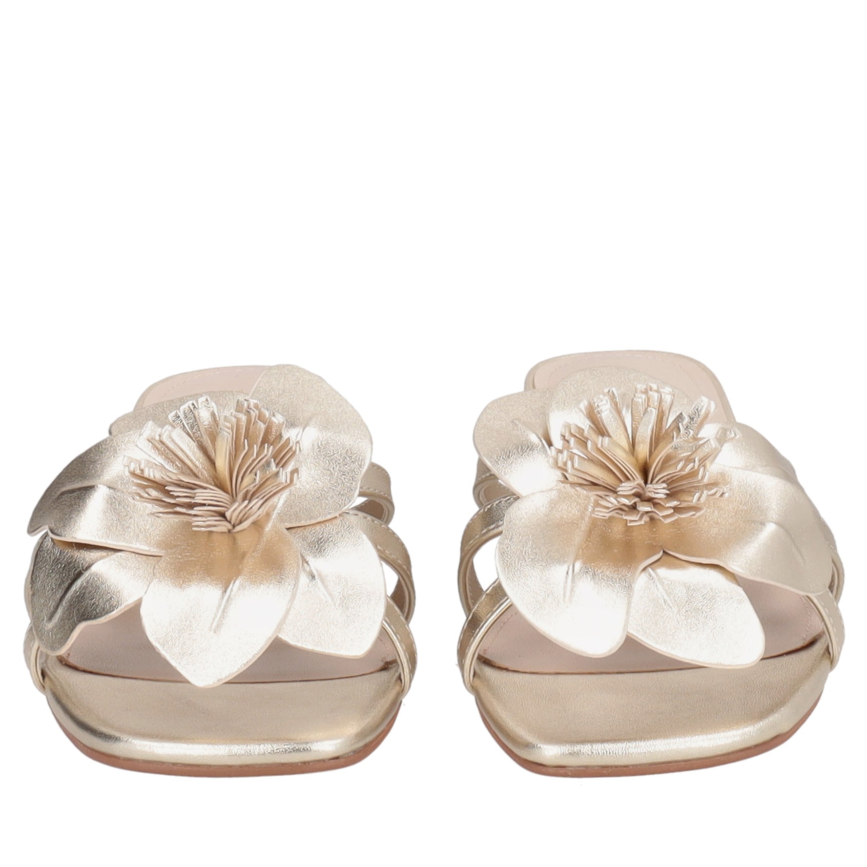 Lisbon flat leather sandal with gold color accessory