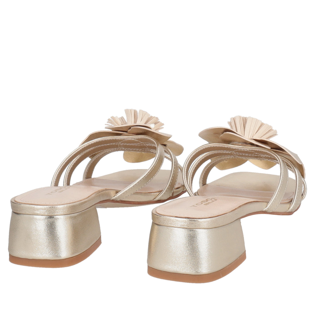 Lisbon flat leather sandal with gold color accessory