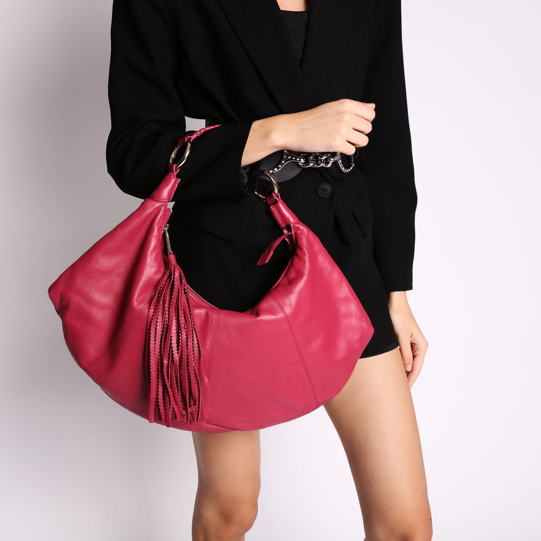 Borsa a spalla Africa con pendaglio colore fucsia