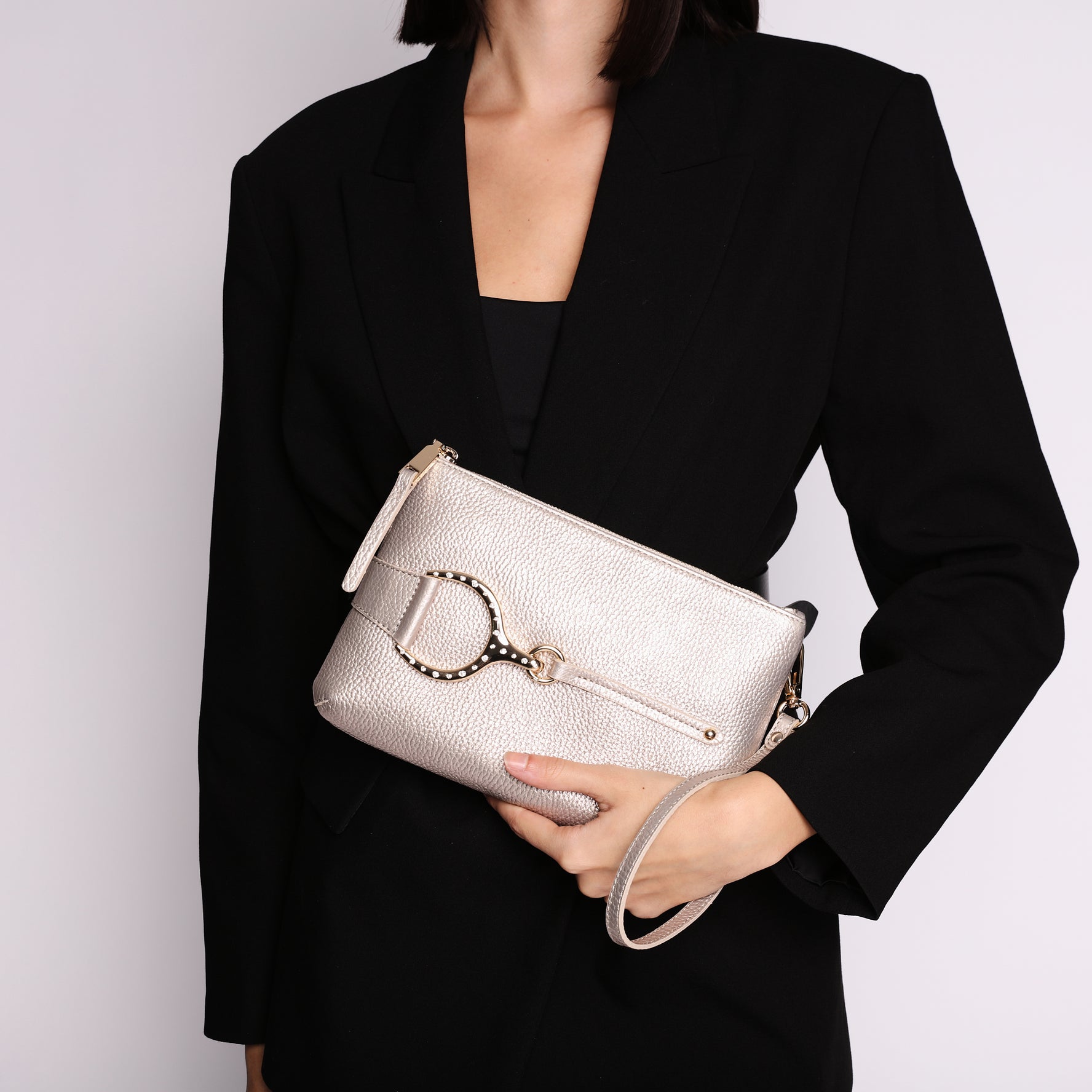 Tracollina Cecilia in pelle con accessorio colore oro