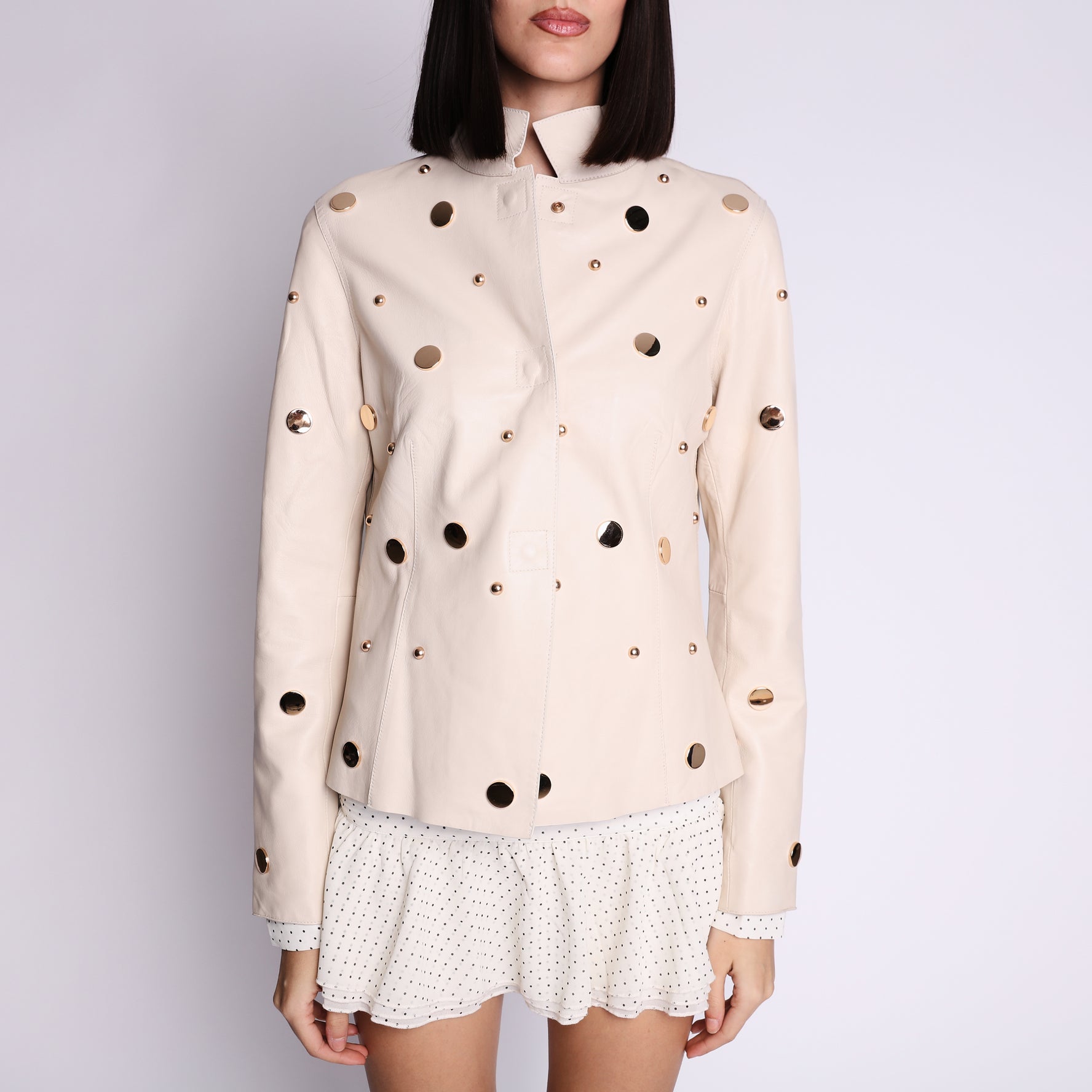 Giacca in pelle con borchie colore avorio