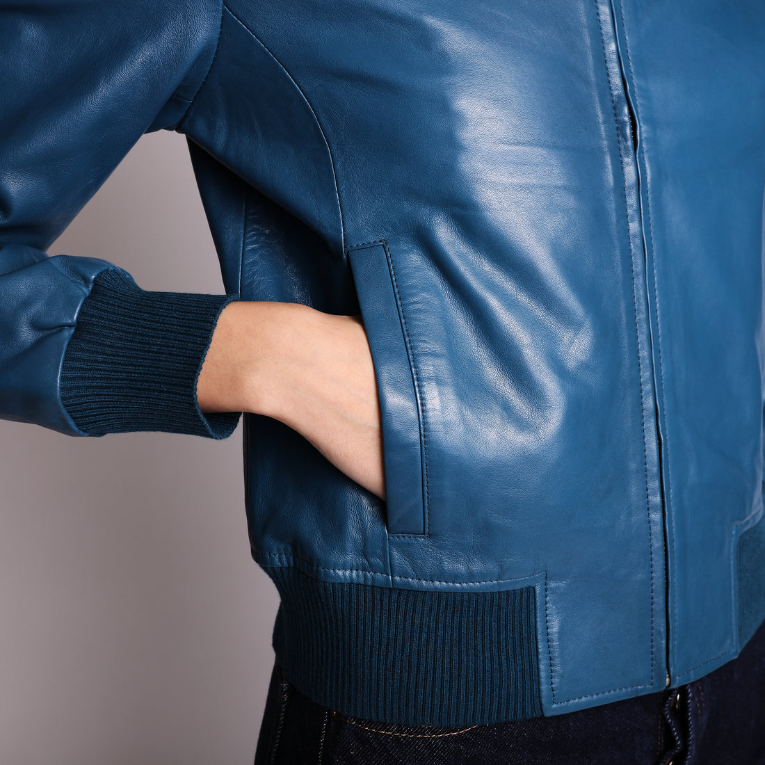 Giubbino in pelle colore blu